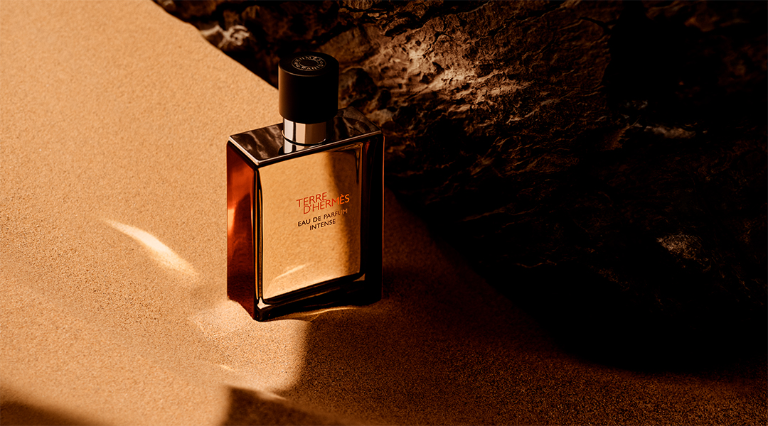 Flakon von Terre d&#039;Hermès Eau de Parfum Intense im Wüstensand